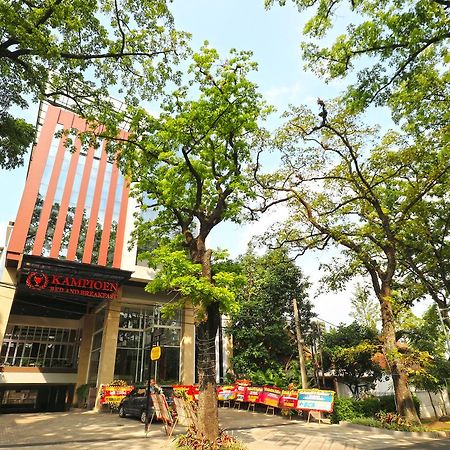 Kampioen Bed & Breakfast Bandung Exterior foto